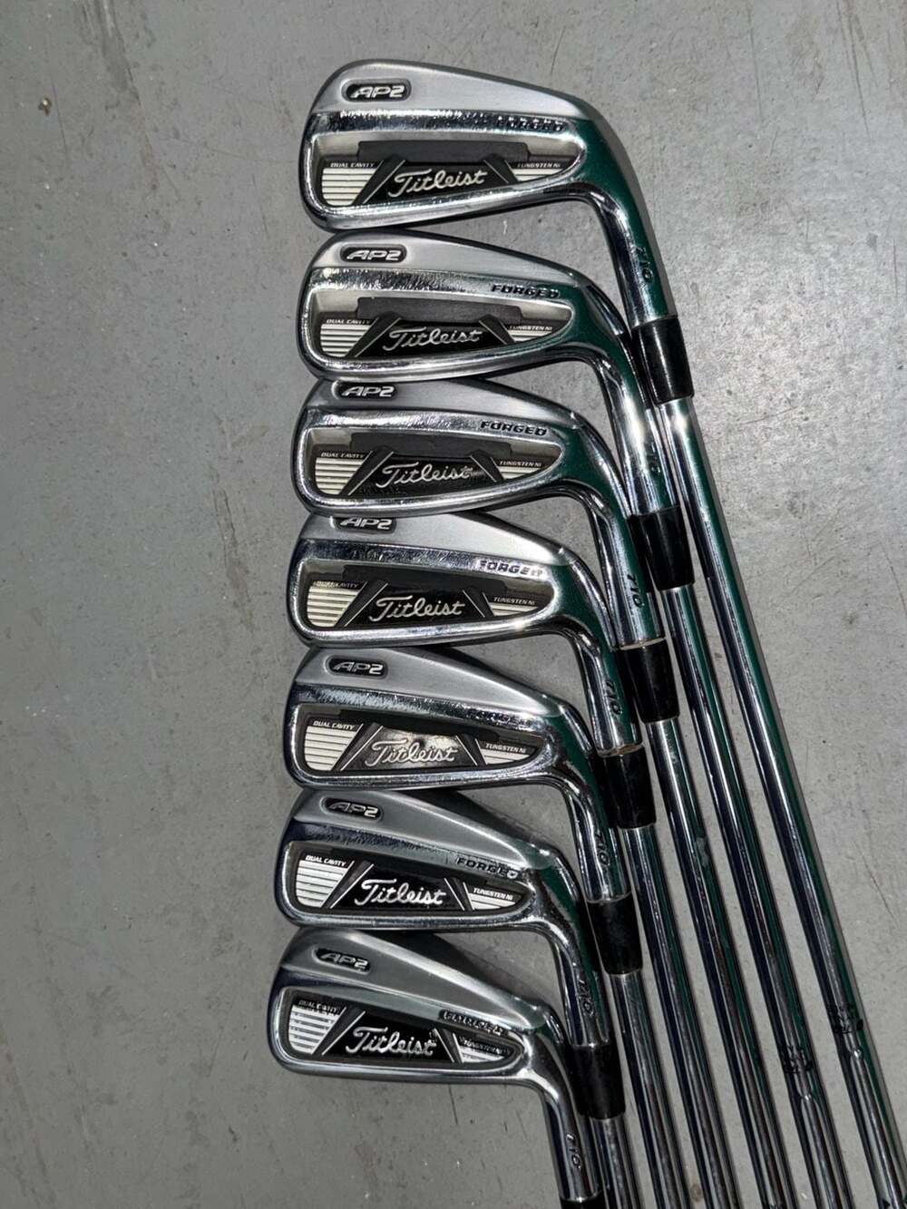 Titleist AP2 710 Forged Iron Set 4-PW Dynamic Gold S300 Stiff Steel - Picture 9 of 13